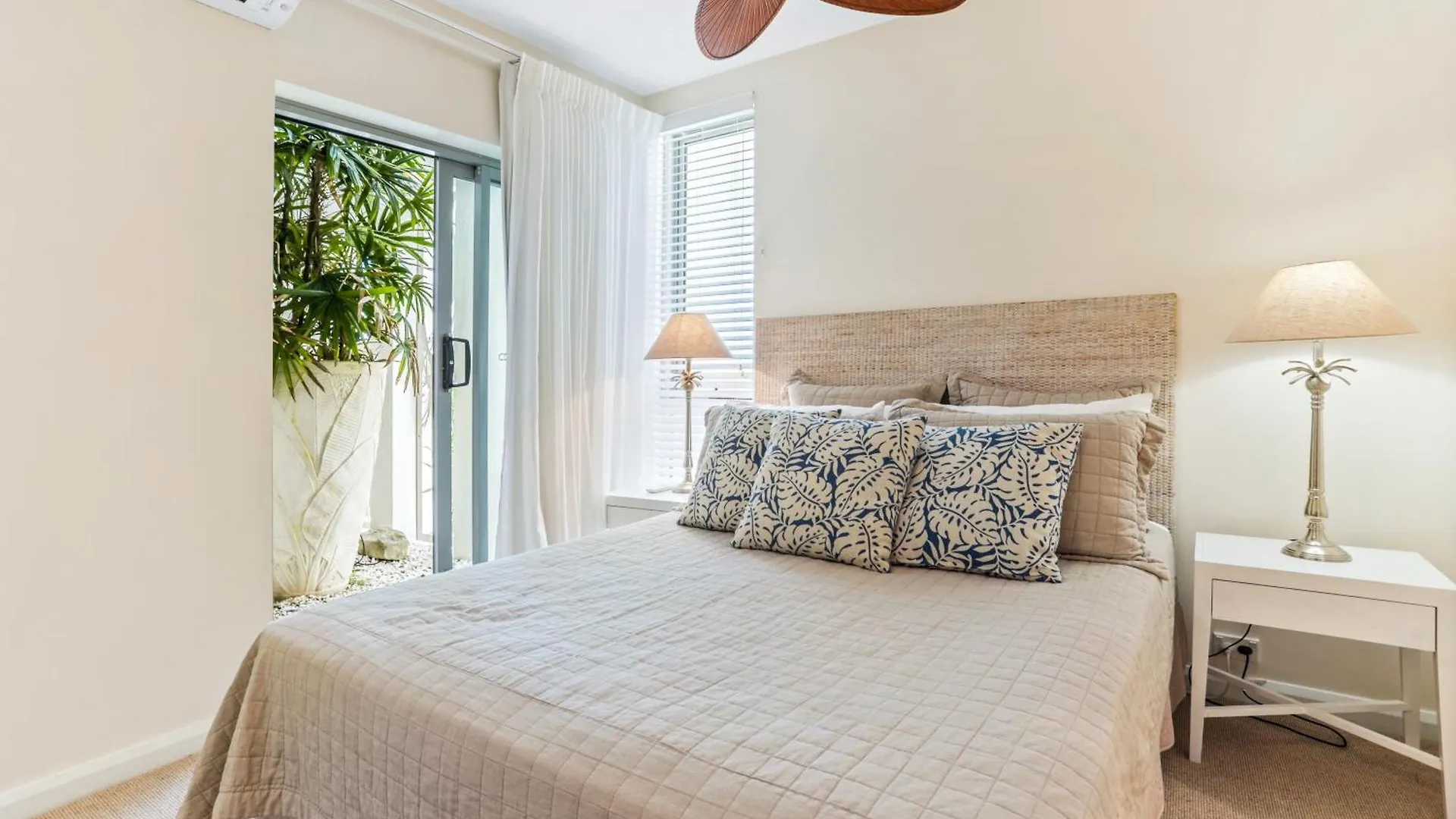 Beachfront Luxury, Hastings Street Noosa Heads Apartment
